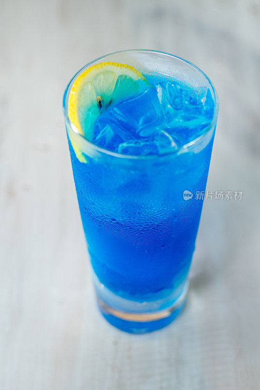 鸡尾酒配半片柠檬龙舌兰酒|蓝柑酒|柠檬汁